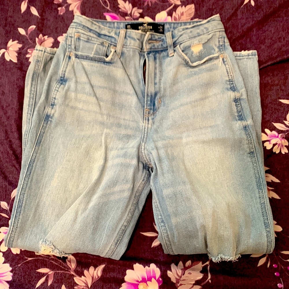 Hollister ultra high-rise mom jeans size 0S (24w/25l)